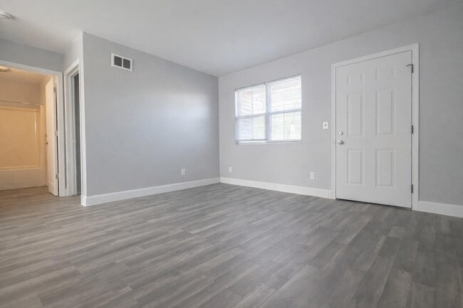 Building Photo - 939 Legion Dr