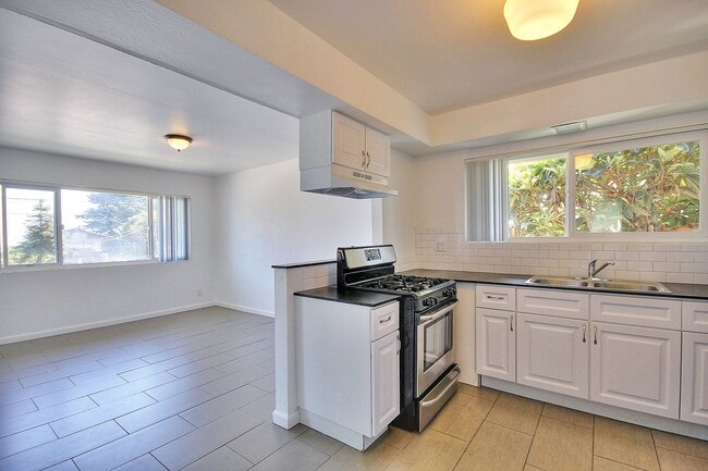 Photo - 6584 Del Playa Dr Unidad B