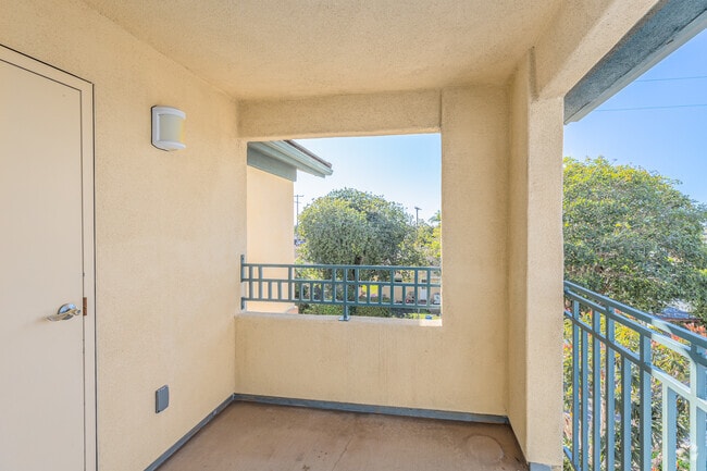 1BR, 1BA - 682SF - Balcony