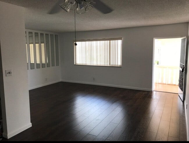 Building Photo - 700 Village Green Ct Unit 302