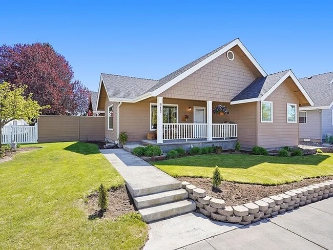 Building Photo - Spacious Prineville Home with Large Backyard!