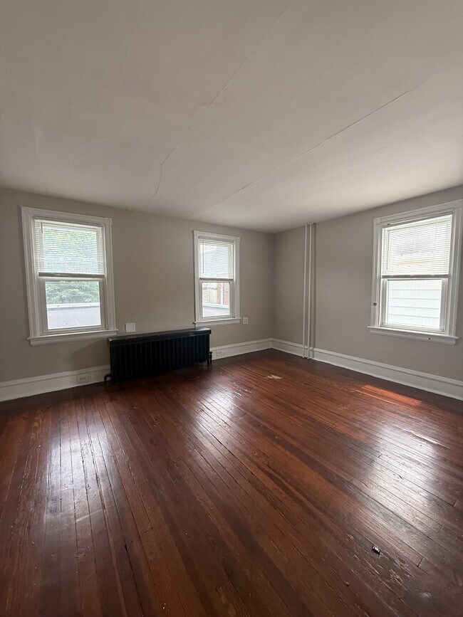 Photo - 272 Maple Ave