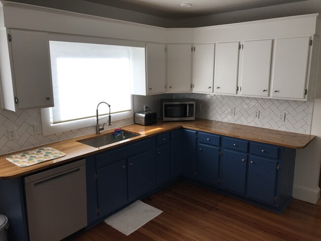 Kitchen Sink/Window - 9 Tyler St Unit 1