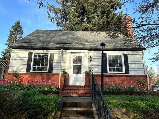 Building Photo - Charming Fully Furnished Bungalow Rental with Modern Amenities in Roseway!