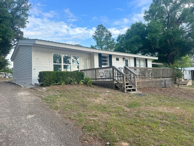 Building Photo - 14 Lakeview Dr