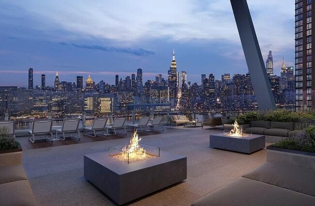 Building Photo - 3 bedroom in LONG ISLAND CITY NY 11101 Unit 2805 Rental
