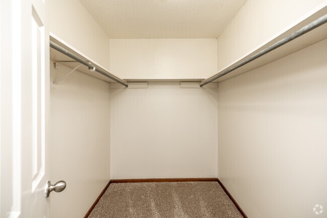 2BR, 1BA - 675 SF - Walk-In Closet