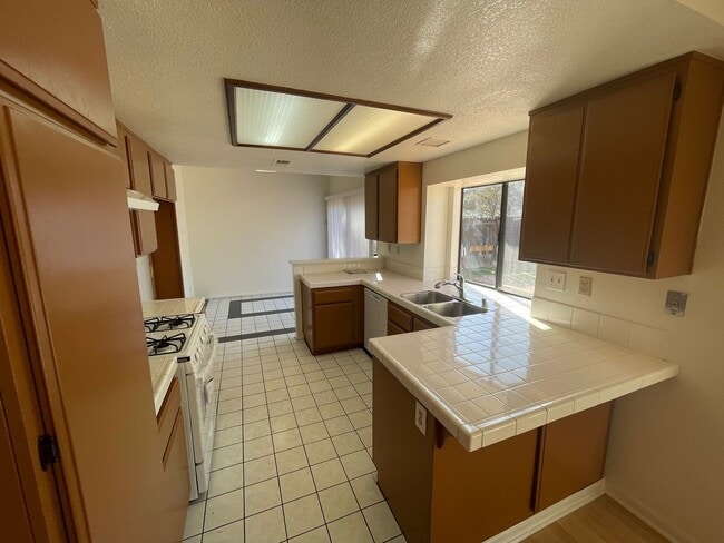 Photo - LARGE 4 BEDROOM 3 BATHROOM HOME IN MORENO VALLEY WITH LARGE YARD!
