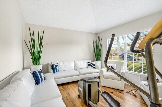 Photo - 520 N Valencia Cir SW