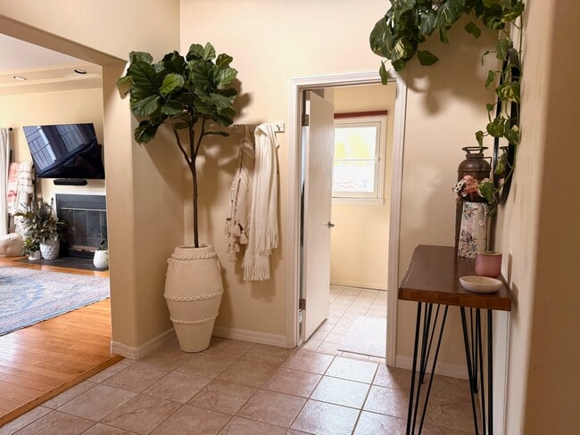 Entrada - 222 S Hamilton Dr Unidad B