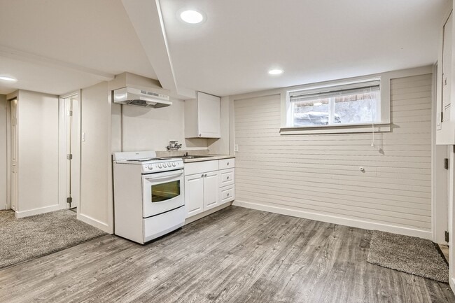 Photo - Charming 1Bed/1Bath Daylight Basement in Desirable Wallingford Triplex! Unit C