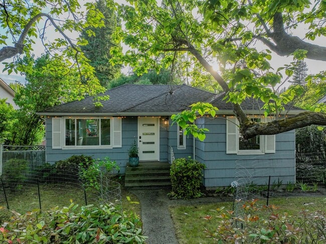 Updated 2 bed 1 bath Wedgewood area home - Updated 2 bed 1 bath Wedgewood area home