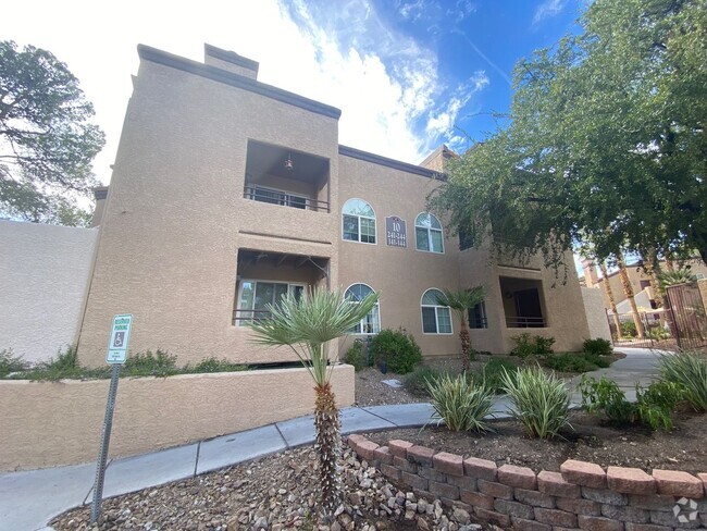 Building Photo - LOVELY 3 BEDROOM 2 BATHROOM 1ST FLOOR CONDO,