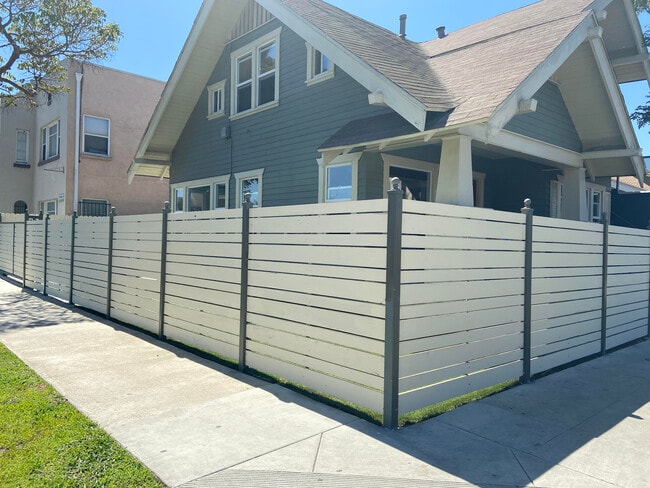 Corner view with side and front entrance - 642 E 10th St Unidad A