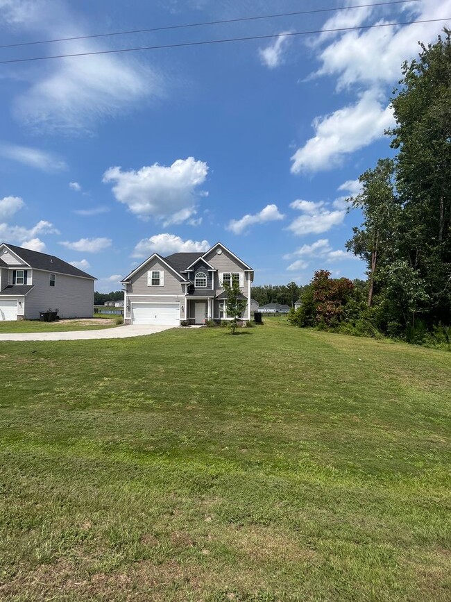 Photo - Spacious 4-Bedroom Pet Friendly Home with a Serene View - Available for Rent!