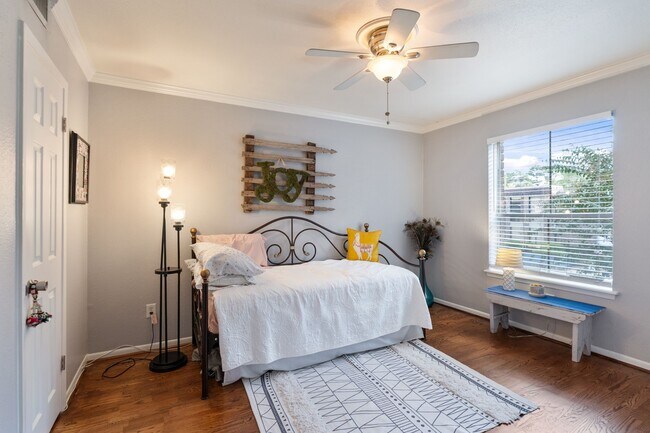 Building Photo - 7575 Katy Fwy Unit 102