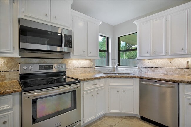 Photo - 710 W Rollingwood St