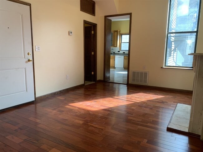 Photo - 651 Newark Ave Unidad 1