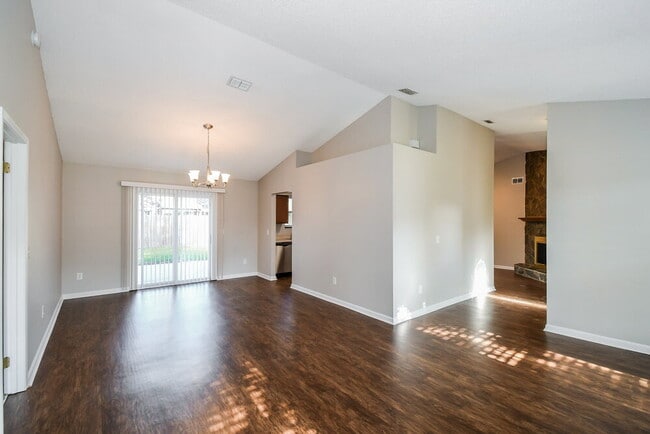 1384 Rose Hill Dr E