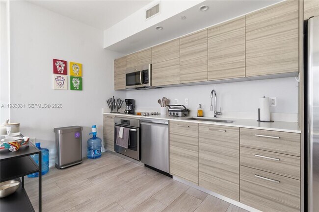 Photo - 121 NE 34th St Unidad 2109