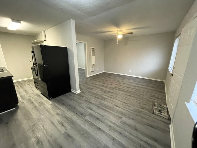 Building Photo - Charming 1Bed/1Bath Apartment with Washer/Dryer Hookups! Unit 30