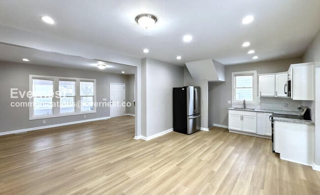 Photo - 2432 Steele Ave