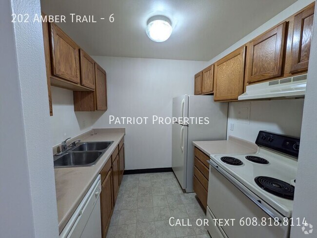 Building Photo - 2 bedroom/ 1 bath apartment in Sun Prairie... Unit 6