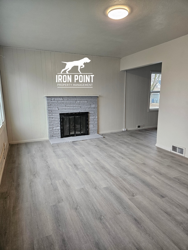 Photo - Renovated 3bed/2bath home w/gas fireplace, garage, near downtown Caldwell.