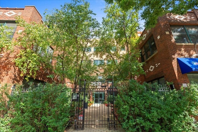 Building Photo - 2533 N Ashland Ave Rental
