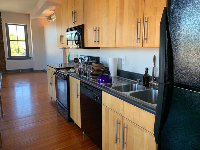 Photo - 913 Monmouth St Unit 913-3C