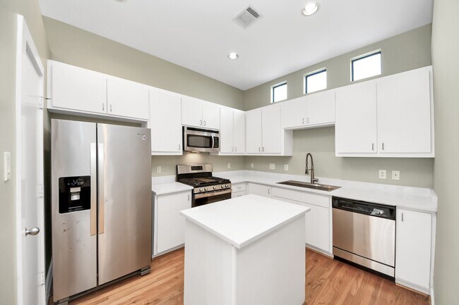 Photo - 8715 Meadowcroft Dr Unit 404