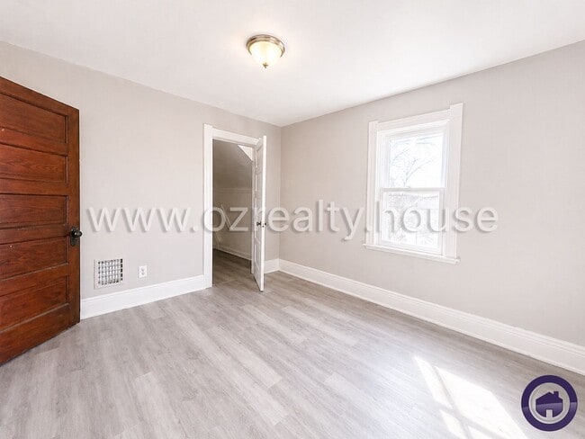Photo - 1031 N Michigan St