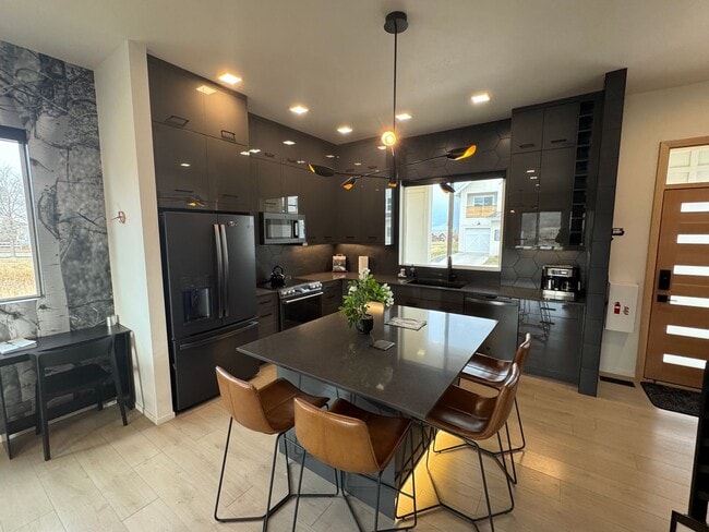 Building Photo - Chic, Fully-Furnished 3 Bed / 2.5 Bath Rental – Bozeman Convenience & Modern Comfort