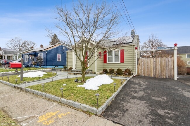 Photo - 680 Queen St