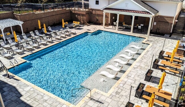 Pool - Governors on North Henry Rental