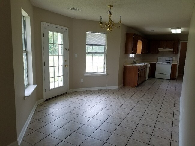 Photo - 707 Macey St