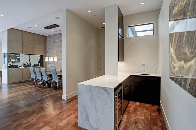 Building Photo - 721 E Creekside Dr