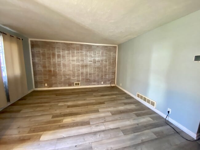 Building Photo - 5696 Pleasant Ave