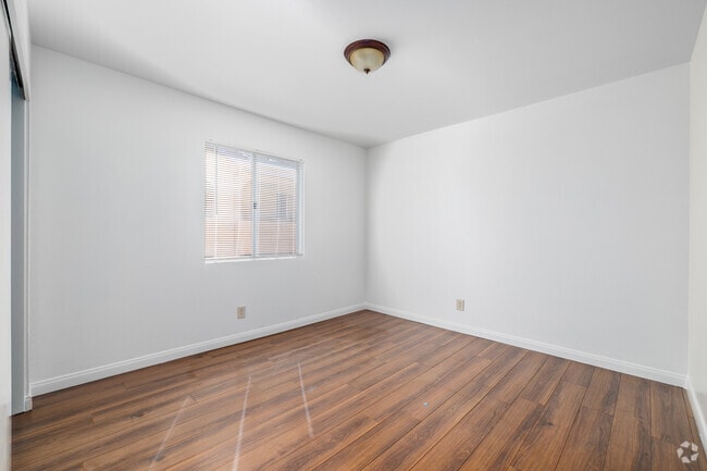 2BR, 1BA - 785SF - Bedroom