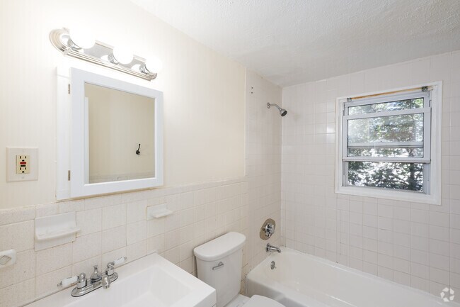 2BR, 1BA - 766SF - Bathroom