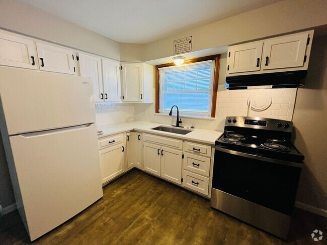 Building Photo - Adorable 3 bedroom 1 bath home!   Close to...