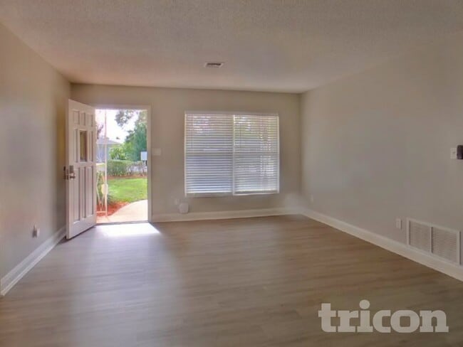 Photo - 1550 Hobson St