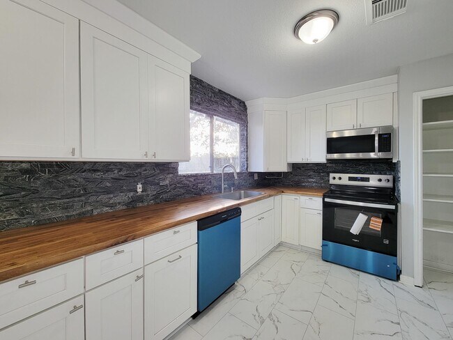 Photo - 2024 Stones throw Dr