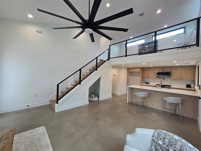 Photo - 1112 W N Loop Blvd