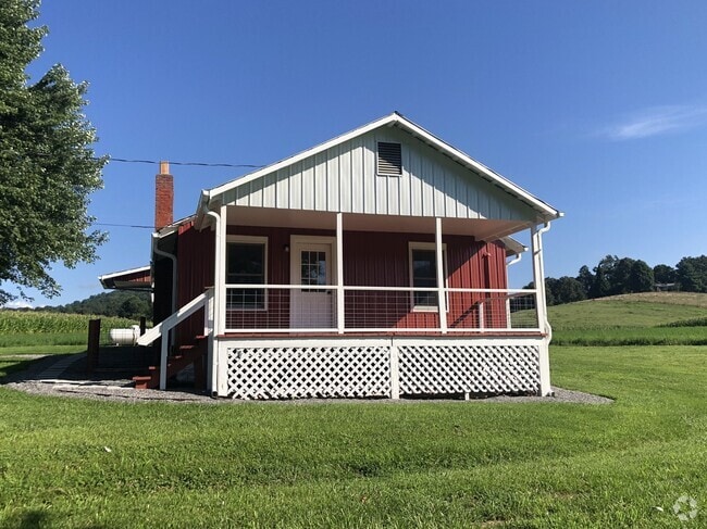 Building Photo - Super cute farm house with beautiful mount...