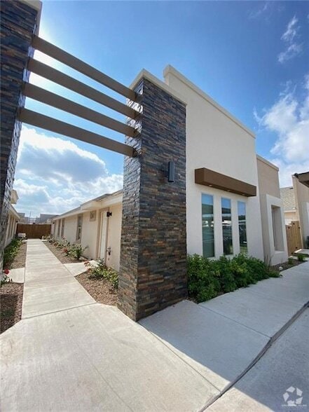 Building Photo - 1512 Coyote Hls Unit 1 Rental