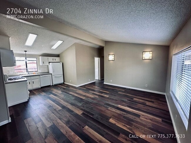 Photo - 2704 Zinnia Ave