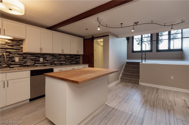Photo - 1133 W 9th St Unit 112