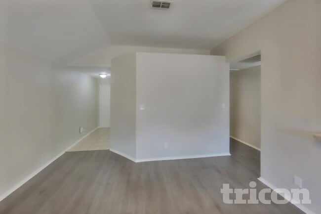 Photo - 1584 Sandhurst Dr