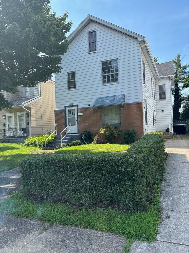 Building Photo - 1118 W 8th St Rental
